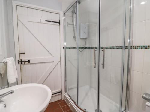 Et badeværelse på Dormouse Cottage