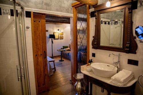 y baño con lavabo y espejo. en Via Avis en Santa Catalina de Somoza
