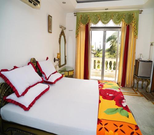 1 dormitorio con 1 cama blanca grande y ventana en Xen Icon Heritage - Bakkhali, en Bakkhali