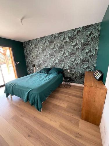 - une chambre avec un lit vert et du parquet dans l'établissement Maison typique proche bassin Arcachon, à Salles