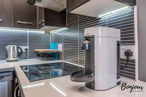 - une cuisine avec une machine à café sur un comptoir dans l'établissement Lilas Suite Abbeyhill - 1BR-1BA 5 Mins to Meadowbank Shopping by Bonjour Residences Edinburgh, à Édimbourg