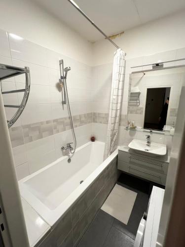 Baño blanco con bañera y lavamanos en Private Room In A Big Ol’ Flat en Praga