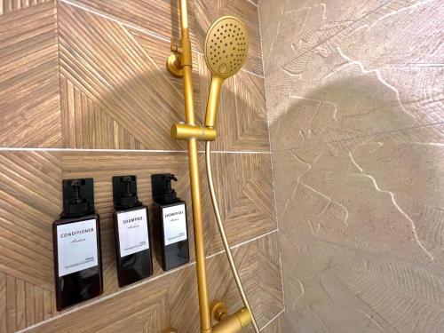 a room with a blow dryer and three bottles of wine at Saint Cyprien, superbe appartement calme proche du port, parking in Saint-Cyprien