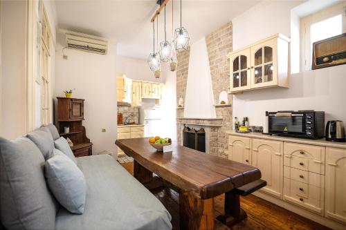 een woonkamer met een bank en een tafel bij Apeiron Acropolis Suites in Athene