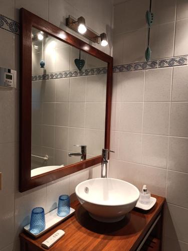 une salle de bain avec un lavabo et un miroir dans l'établissement Ecole Buissonnière, à Antibes