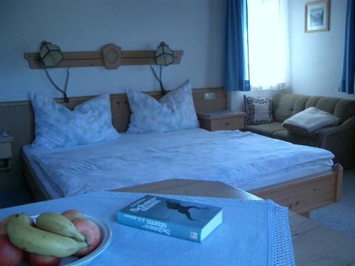 ゴーザウにあるAndrea Schmaranzer - Privatzimmerのベッドルーム1室(ベッド1台、テーブルの上にフルーツボウル付)