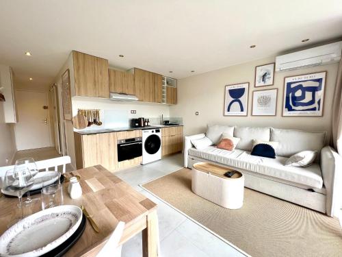 un salon avec un canapé et une table dans l'établissement Saint Cyprien, superbe appartement calme proche du port, parking, à Saint-Cyprien