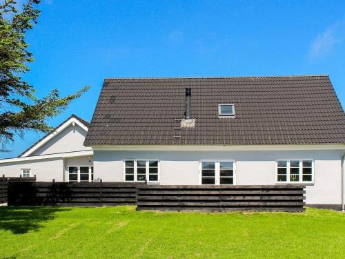 una casa blanca con techo negro en 14 person holiday home in L kken, en Løkken