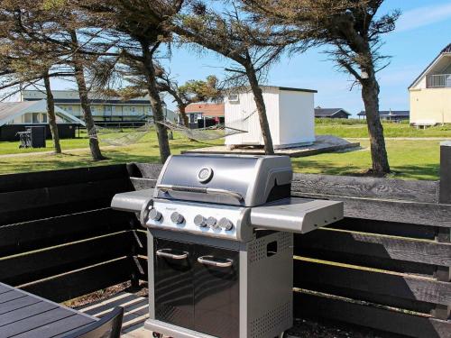 una parrilla sentada en algunos escalones en un parque en 14 person holiday home in L kken en Løkken