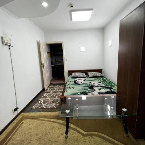 Un pat sau paturi într-o cameră la Апартаменты напротив аэропорта
