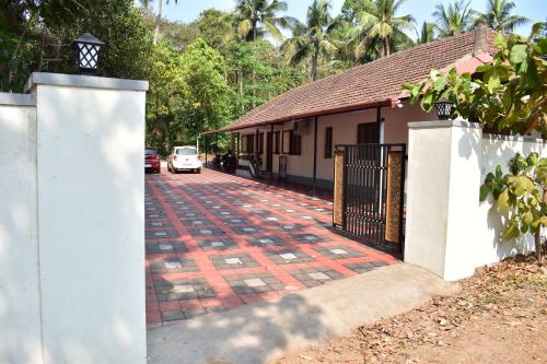 una puerta a una casa con entrada en Glanwoods Inn - 2BHK Antique house - Pets allowed, en Mangalore
