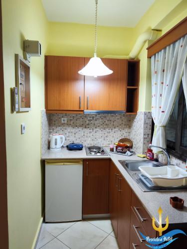 Kuchyň nebo kuchyňský kout v ubytování Poseidon Hotel Karystos