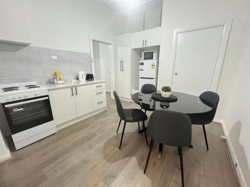 Una cocina con una mesa y sillas en una habitación. en Tasha's Duplex on Muller, en Broadview