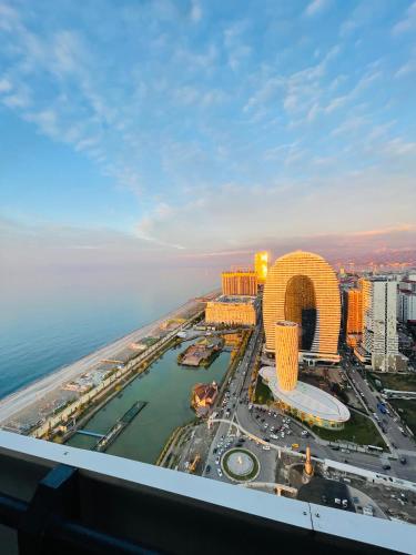 バトゥミにあるLuxury Batumi Hotelのラスベガス市街の空中景