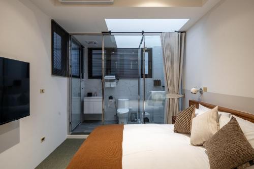 Una cama o camas en una habitación de 廷海特潮流民宿 武昌館 民宿編號2015 寵物友善設計旅宿 近微光集與鐵道藝術村