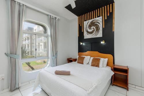 1 dormitorio con cama y ventana grande en Seagull 311, en Margate