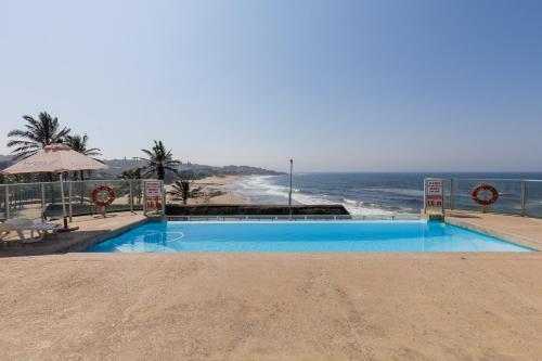 uma piscina com vista para a praia em Seagull 311 em Margate