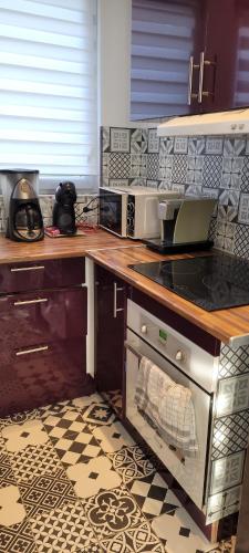 - une cuisine avec un comptoir et une cuisinière four supérieur dans l'établissement Belle appartement ensoleille, à Boulogne-sur-Mer