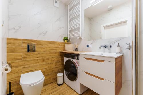 baño con lavadora y secadora junto a un aseo en Miami Beach z Widokiem na Morze by Perłowa Przystań Rent, en Sianożęty