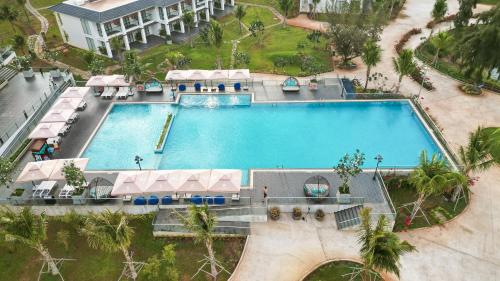 una vista aérea de una piscina en un complejo en Emerald Ho Tram Resort, en Ho Tram