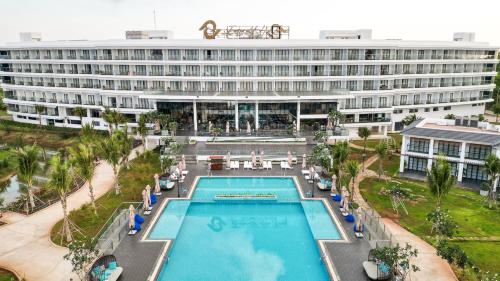 uma vista aérea de um hotel com piscina em Emerald Ho Tram Resort em Ho Tram
