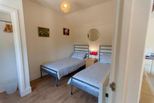 a room with two twin beds in a room at Five Cottages in AONB in Ashford
