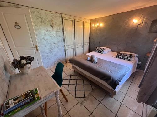 - une petite chambre avec un lit et une table dans l'établissement Villa Chapulay, à Valencin