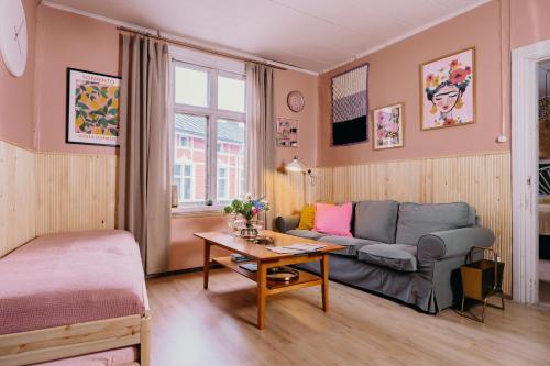 een woonkamer met een bank en een tafel bij Idyllinen huvikumpu Vanhan Rauman ytimessä, In the heart of Old Rauma in Rauma