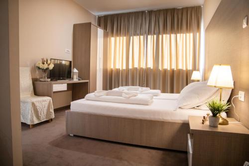Hotel Narenta في ميتكوفيتش: غرفة نوم بسرير كبير ونافذة