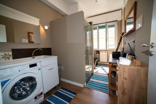 a laundry room with a washing machine and a sink at Savona Sea House Apartment in Savona