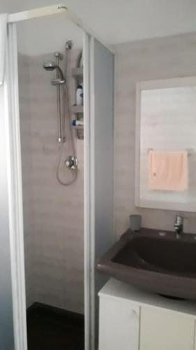 a bathroom with a sink and a shower at Appartamento a 300mt. dal mare in La Caletta