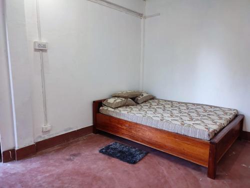 una piccola camera con un letto in una stanza di Keyie Homestay, Mima a Kohīma