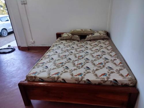 un piccolo letto in una camera con struttura letto di Keyie Homestay, Mima a Kohīma