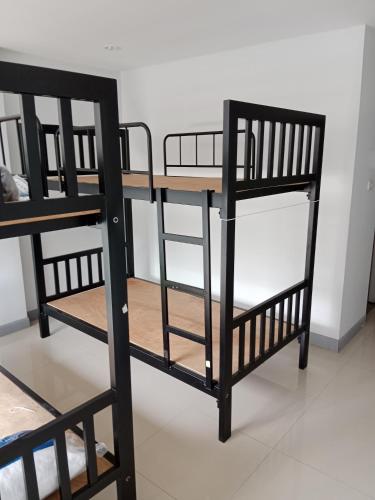 - deux lits superposés dans une chambre dans l'établissement ISI Backpackers', à Mae Sot