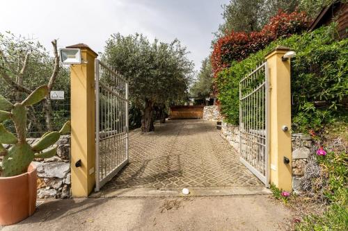 una entrada a un jardín con una puerta en Villa Villacolle en Massarosa