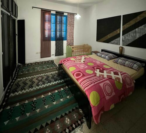- une chambre avec 2 lits et une fenêtre dans l'établissement Anis 2, à Sousse