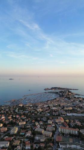 VUE EPOUSTOUFLANTE SUR BANDOL & LA MER 2 pièces, piscine tout confort 4 étoiles, très calme, terrasse spacieuse sans vis à vis, parking privé résidence standing