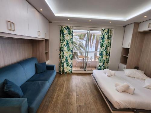 un salon avec deux lits et un canapé dans l'établissement Bluemarine, studio vista Mare, à Menton