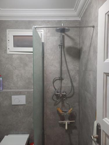 um chuveiro com uma porta de vidro na casa de banho em Appartement Cerine 1 , nur 100 Meter bis Tantana Strand em Port El Kantaoui