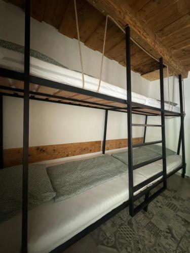 pokój z łóżkiem piętrowym i 2 łóżkami piętrowymi w pokoju w obiekcie Banícka kuťka na Železníku w mieście Revúca