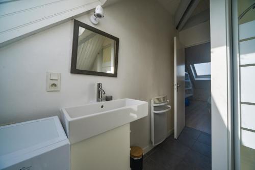 une salle de bain avec un lavabo et un miroir dans l'établissement Le Saint-Martin - Hypercentre - Netflix, à Tours