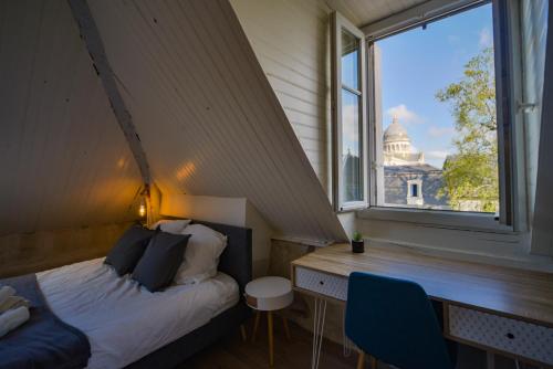 1 dormitorio con cama, escritorio y ventana en Le Saint-Martin - Hypercentre - Netflix, en Tours