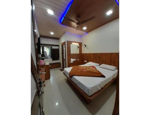 Hotel Radhika Palace, Mount Abu, Rajasthan في مونت ابو: غرفة نوم بسرير وحمام