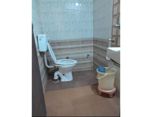 uma casa de banho com um WC e um lavatório em Hotel Radhika Palace, Mount Abu, Rajasthan em Monte Abu