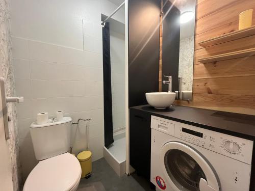 La salle de bains est pourvue de toilettes et d'un lave-linge. dans l'établissement CorailB12, à Le Touquet-Paris-Plage