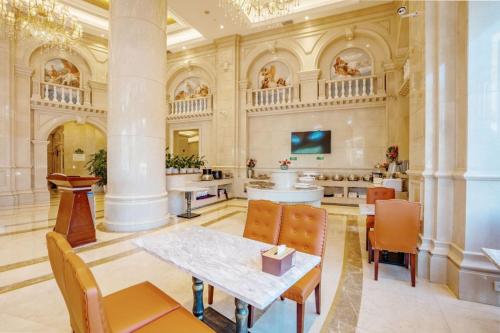 a large room with a table and chairs at Vienna Hotel Shenzhen Guangming Guangqiao Road Tianliao in Shenzhen