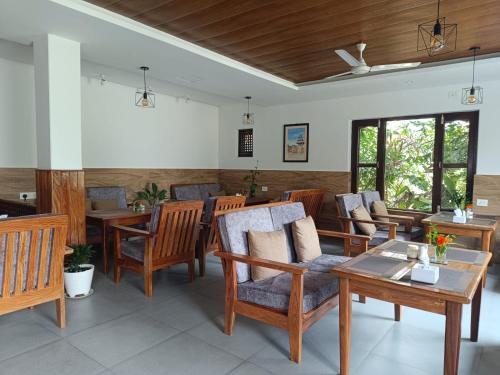 博卡拉的住宿－山房子旅館，客厅配有木椅和桌子