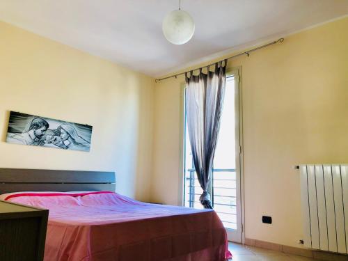een slaapkamer met een bed en een raam bij Residenza zeus 6 in Gallipoli