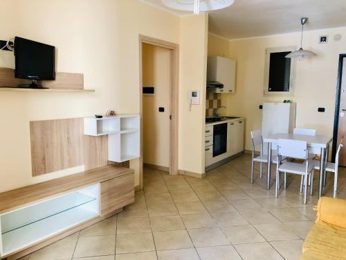 een keuken en een woonkamer met een tafel en stoelen bij Residenza zeus 6 in Gallipoli
