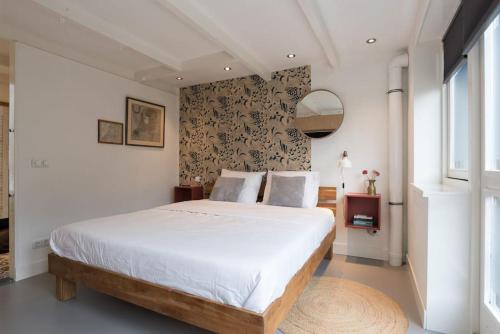 ウォルメルフェールにあるPakhuis aan de Zaanのベッドルーム(大きな白いベッド1台、窓付)